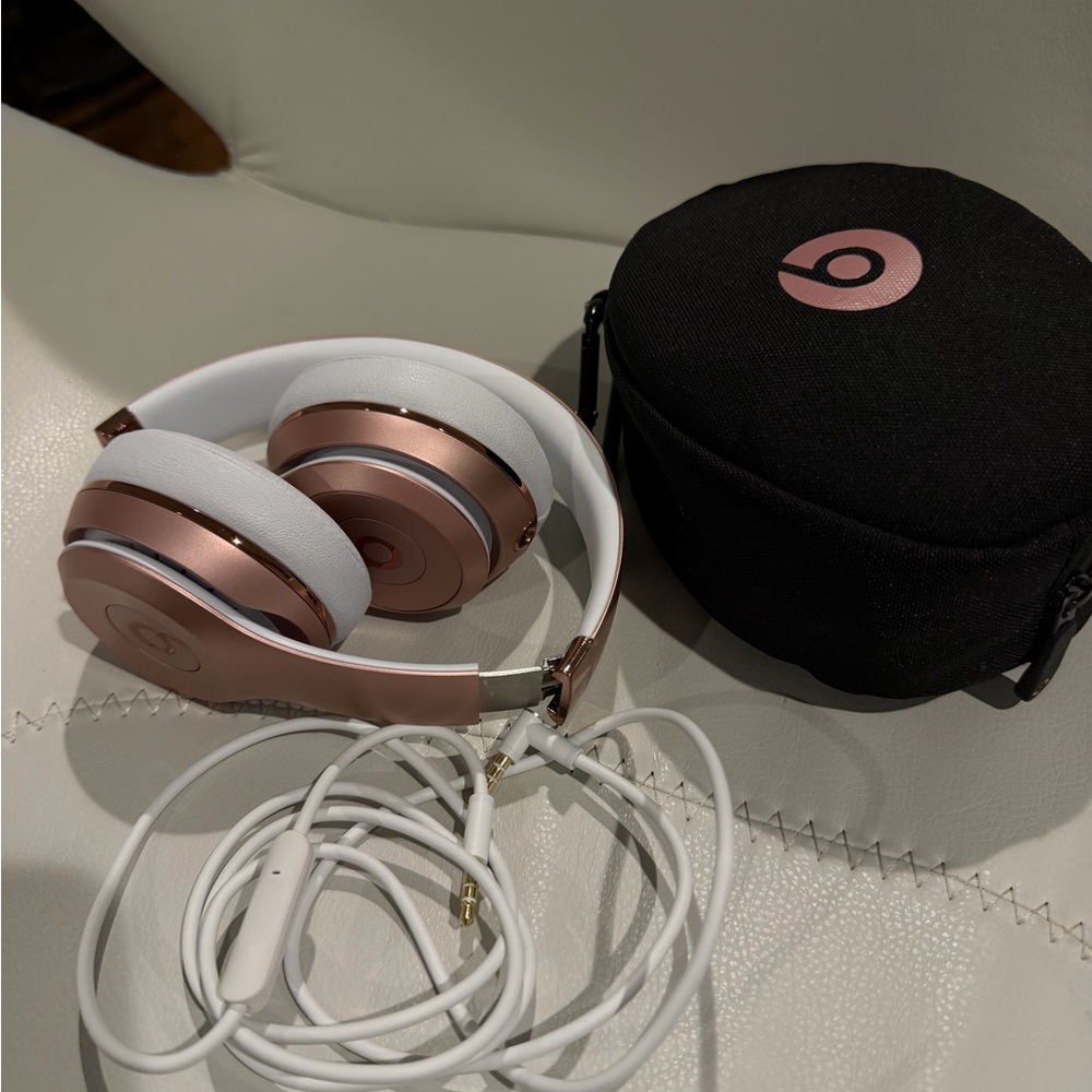 Rose Gold Beats Solo 3 wireless headphones